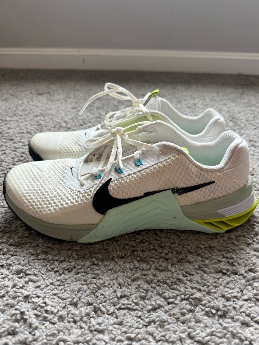 Nike Women's White Metcon 7 Shoes with Black Swoosh and Lime Accents